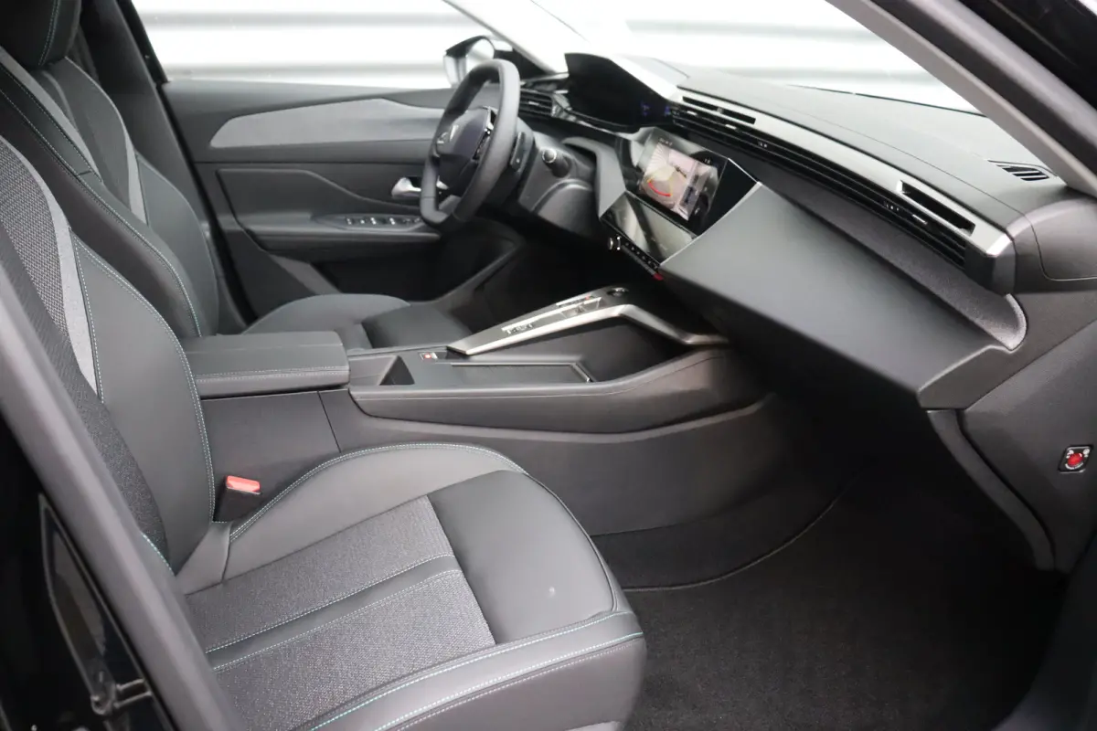 1.6 HYBRID 225PK ALLURE AVANTAGE AUTOMAAT / NAVI / LEDER / LED / PDC / 19" LMV / 360 CAMERA / KEYLESS / ADAPT. CRUISECONTROL / 1E EIGENAAR / NIEUWSTAAT !
