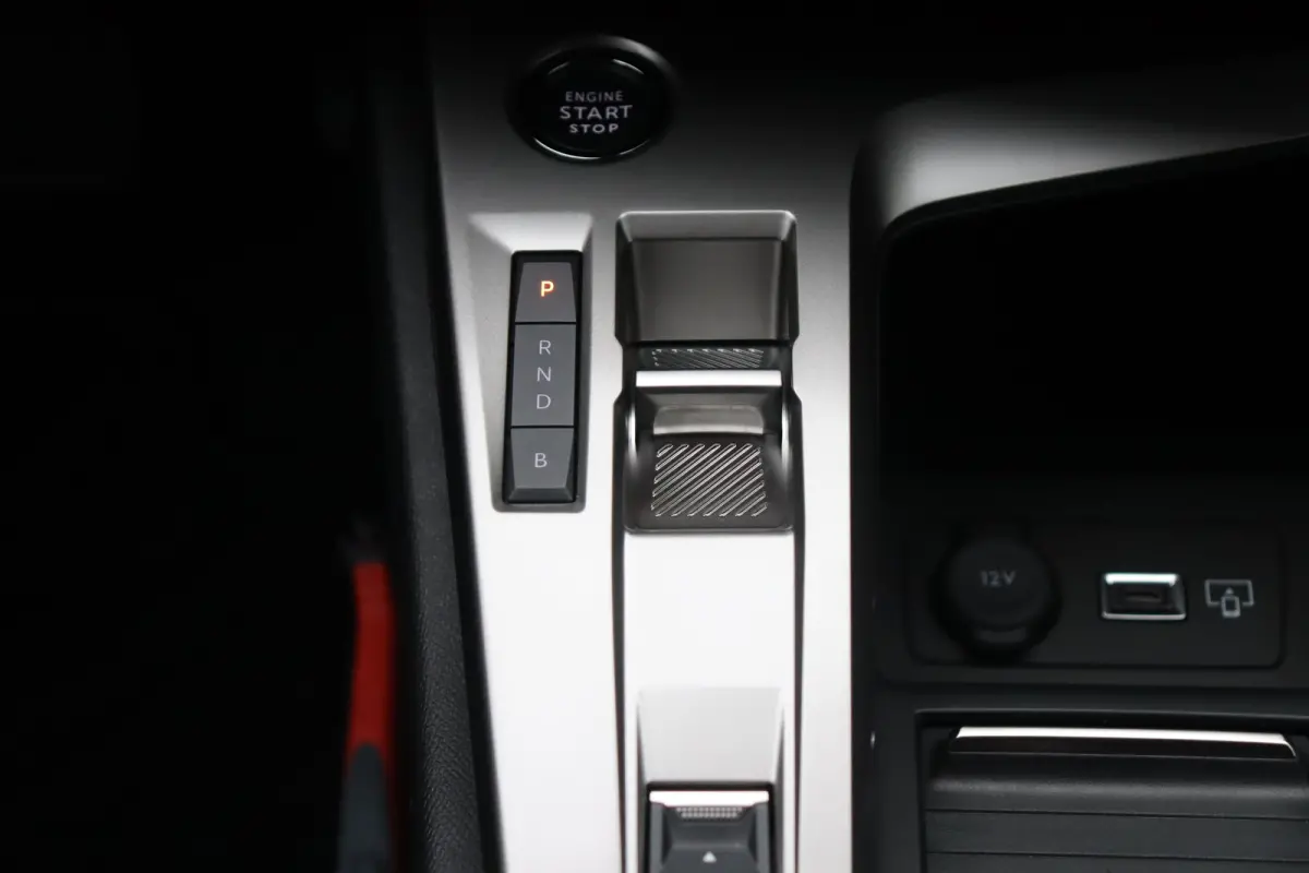 1.6 HYBRID 225PK ALLURE AVANTAGE AUTOMAAT / NAVI / LEDER / LED / PDC / 19" LMV / 360 CAMERA / KEYLESS / ADAPT. CRUISECONTROL / 1E EIGENAAR / NIEUWSTAAT !