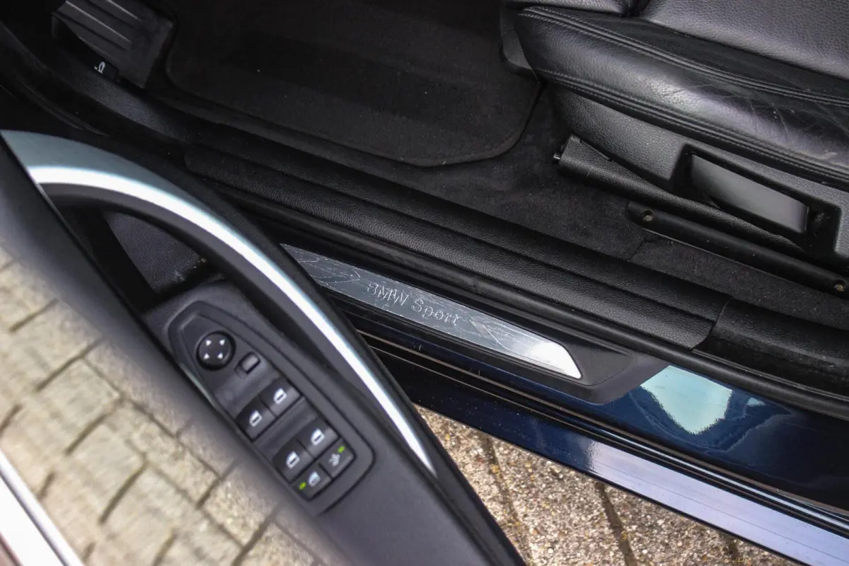 320i High Executive | Sport Line | NL auto | Keyless entry | Panoramadak | Xenon | HiFi audio | Navigatie Professional | Cruise control | M-sportstuur | PDC