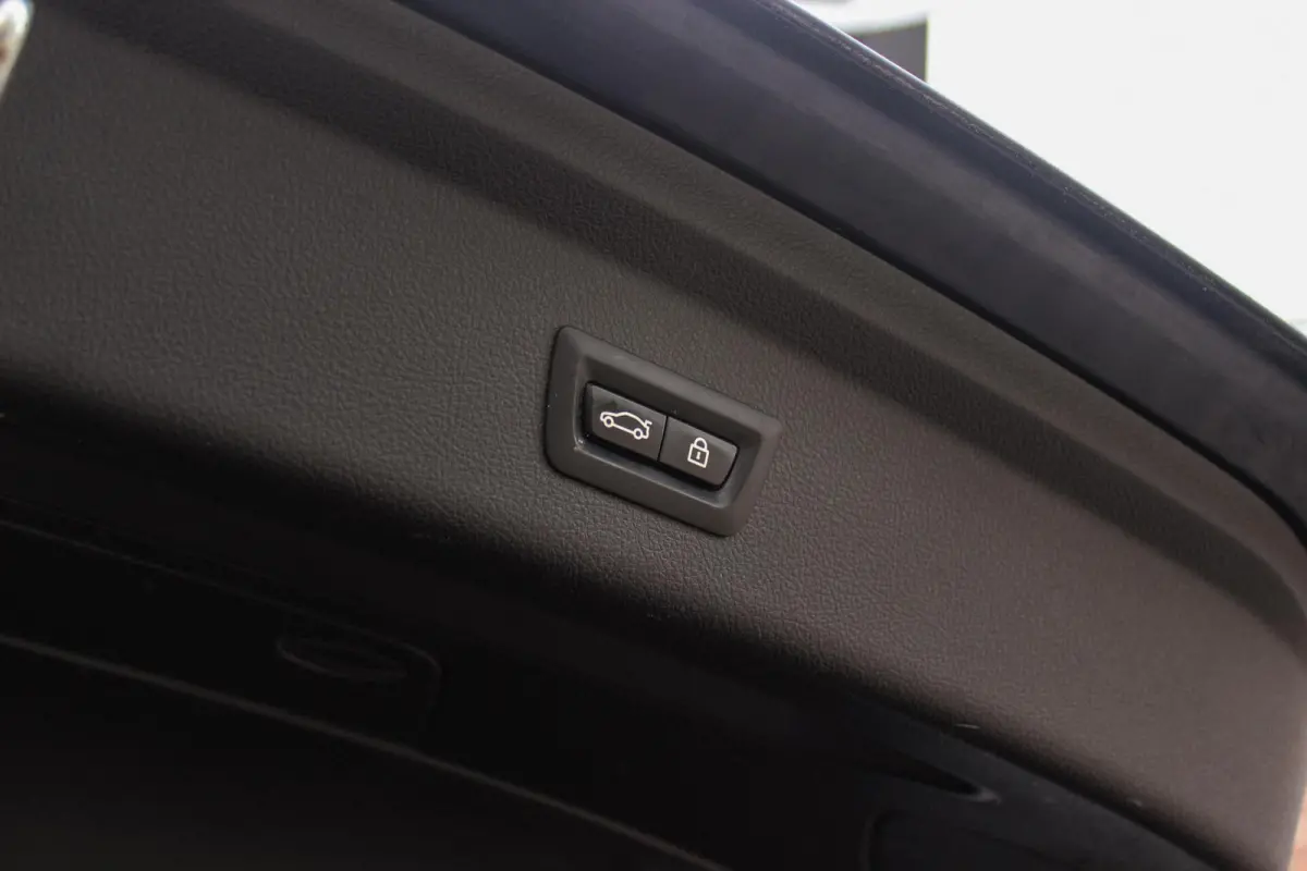 320i High Executive | Sport Line | NL auto | Keyless entry | Panoramadak | Xenon | HiFi audio | Navigatie Professional | Cruise control | M-sportstuur | PDC