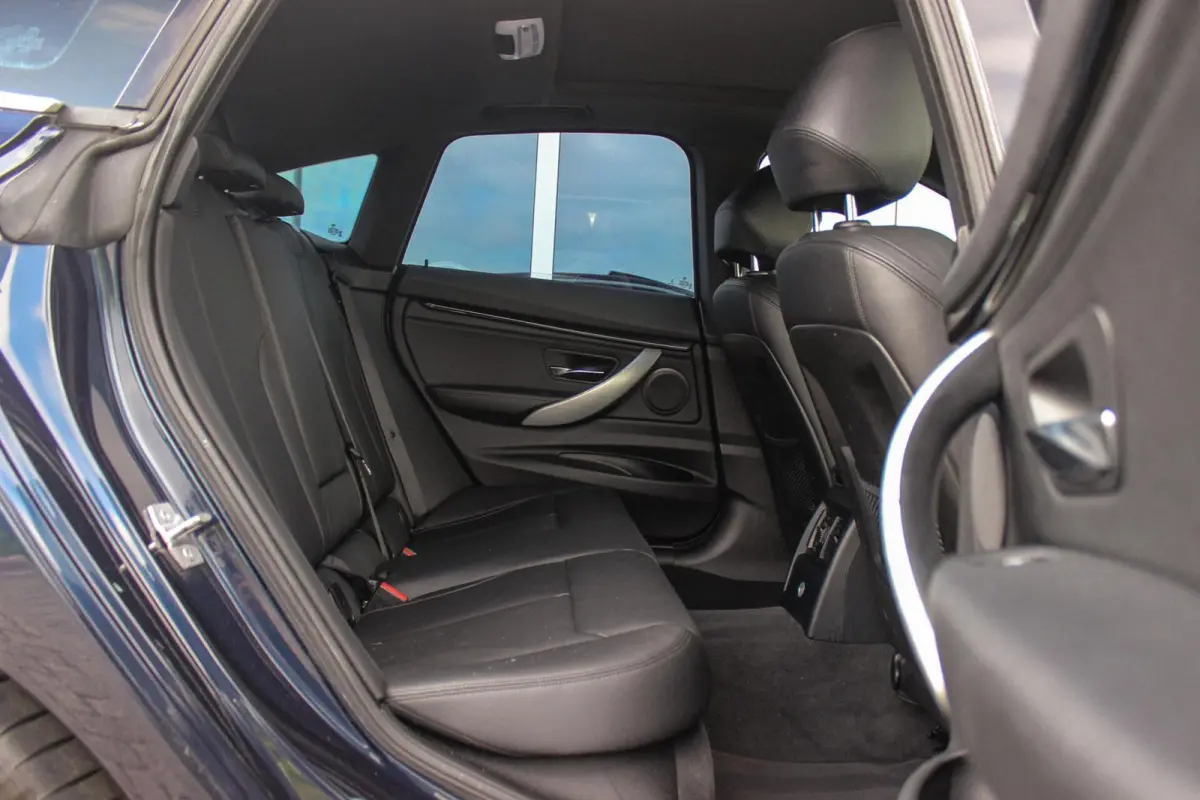 320i High Executive | Sport Line | NL auto | Keyless entry | Panoramadak | Xenon | HiFi audio | Navigatie Professional | Cruise control | M-sportstuur | PDC