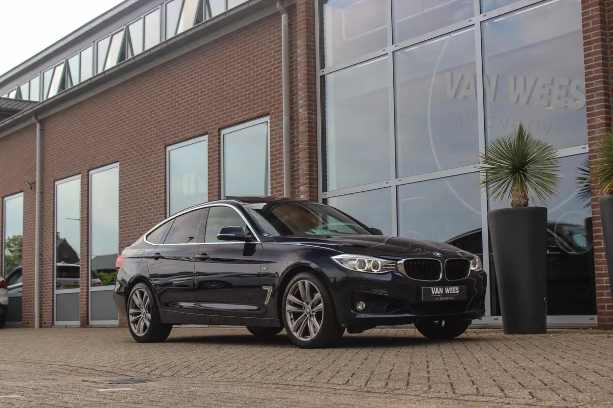 320i High Executive | Sport Line | NL auto | Keyless entry | Panoramadak | Xenon | HiFi audio | Navigatie Professional | Cruise control | M-sportstuur | PDC