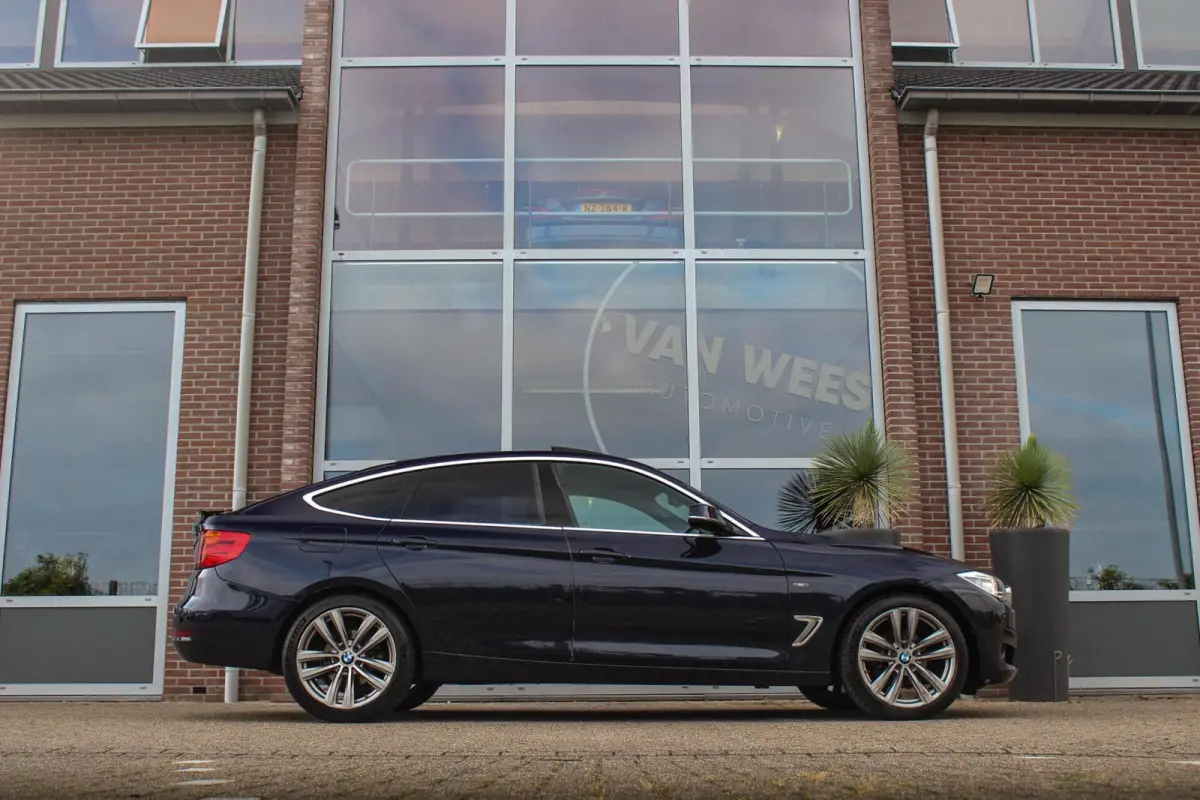 320i High Executive | Sport Line | NL auto | Keyless entry | Panoramadak | Xenon | HiFi audio | Navigatie Professional | Cruise control | M-sportstuur | PDC
