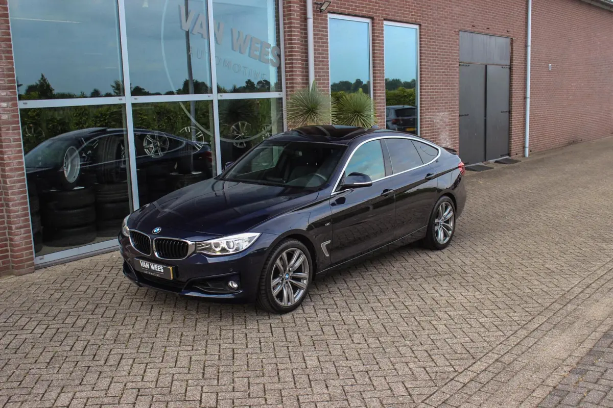 320i High Executive | Sport Line | NL auto | Keyless entry | Panoramadak | Xenon | HiFi audio | Navigatie Professional | Cruise control | M-sportstuur | PDC