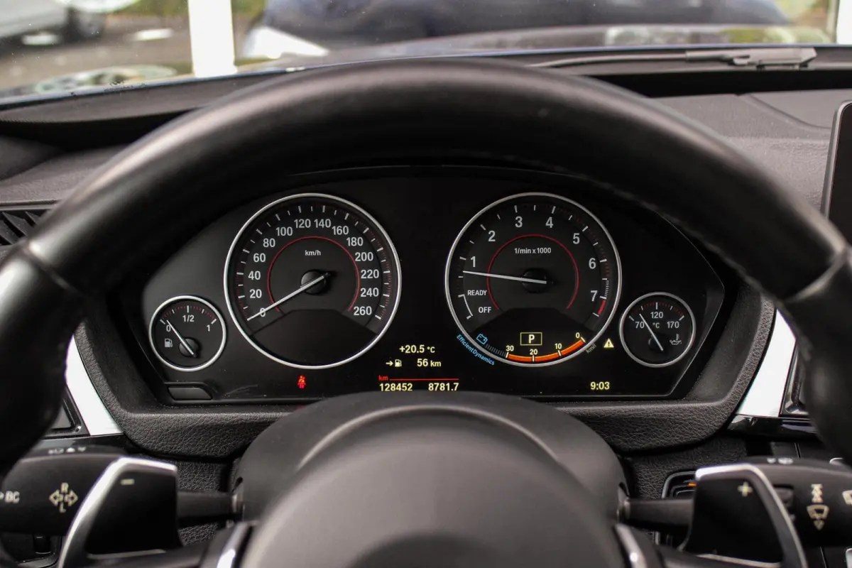320i High Executive | Sport Line | NL auto | Keyless entry | Panoramadak | Xenon | HiFi audio | Navigatie Professional | Cruise control | M-sportstuur | PDC