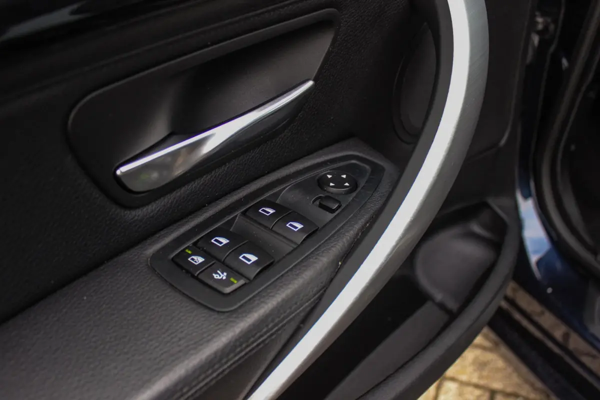 320i High Executive | Sport Line | NL auto | Keyless entry | Panoramadak | Xenon | HiFi audio | Navigatie Professional | Cruise control | M-sportstuur | PDC