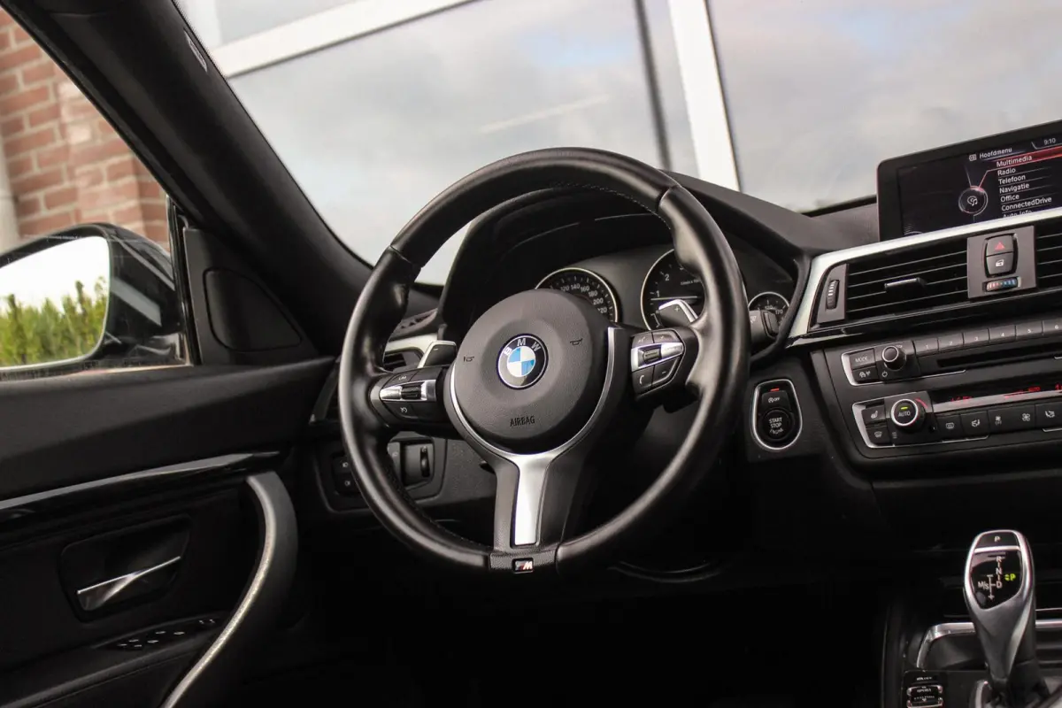 320i High Executive | Sport Line | NL auto | Keyless entry | Panoramadak | Xenon | HiFi audio | Navigatie Professional | Cruise control | M-sportstuur | PDC