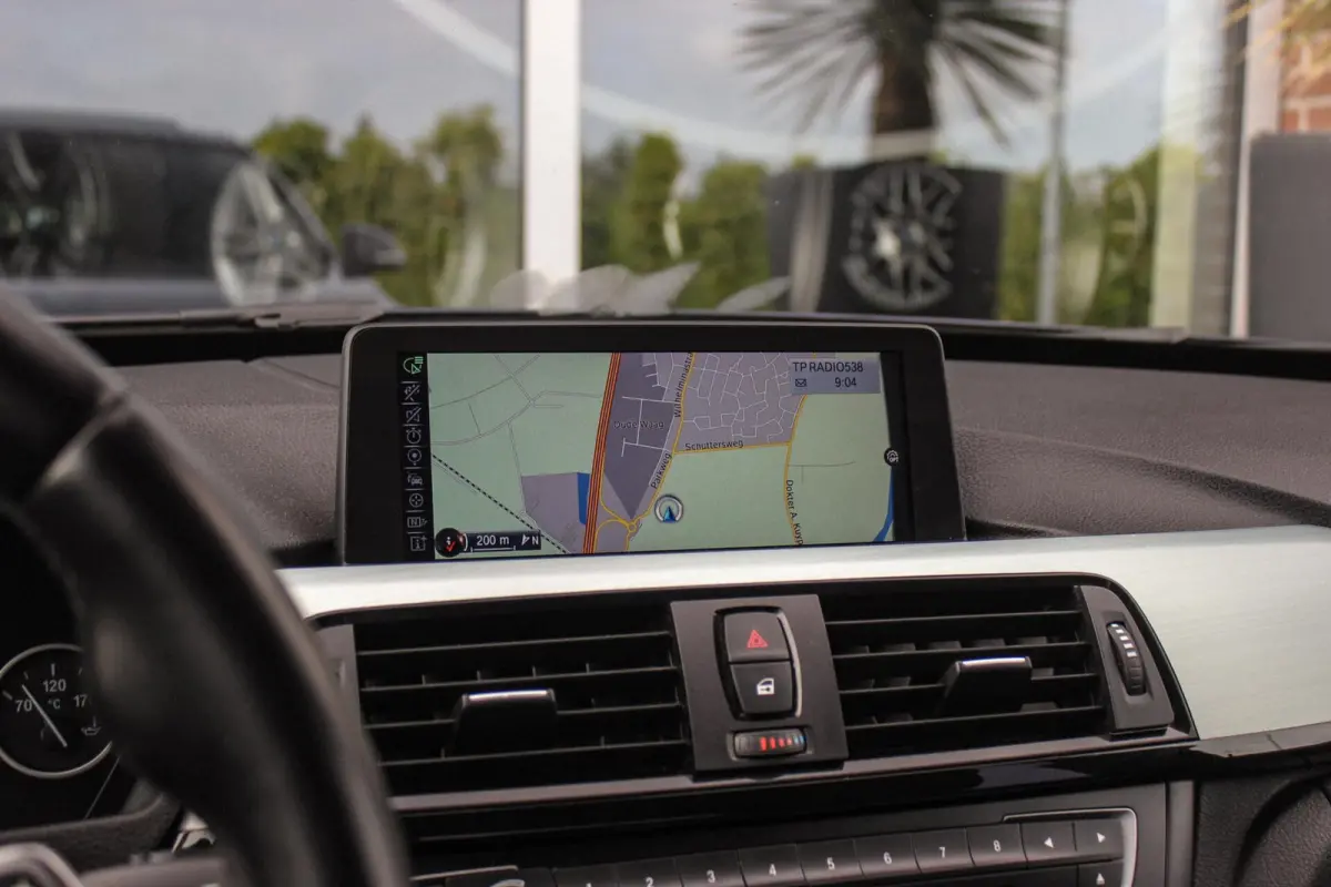 320i High Executive | Sport Line | NL auto | Keyless entry | Panoramadak | Xenon | HiFi audio | Navigatie Professional | Cruise control | M-sportstuur | PDC