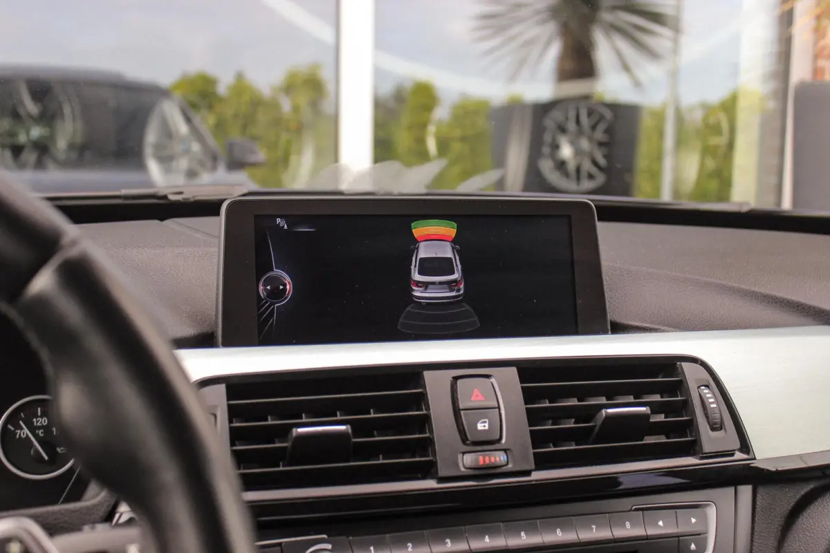 320i High Executive | Sport Line | NL auto | Keyless entry | Panoramadak | Xenon | HiFi audio | Navigatie Professional | Cruise control | M-sportstuur | PDC
