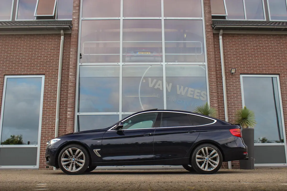 320i High Executive | Sport Line | NL auto | Keyless entry | Panoramadak | Xenon | HiFi audio | Navigatie Professional | Cruise control | M-sportstuur | PDC