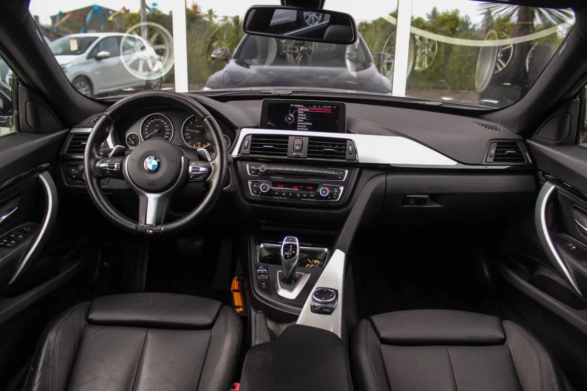 320i High Executive | Sport Line | NL auto | Keyless entry | Panoramadak | Xenon | HiFi audio | Navigatie Professional | Cruise control | M-sportstuur | PDC