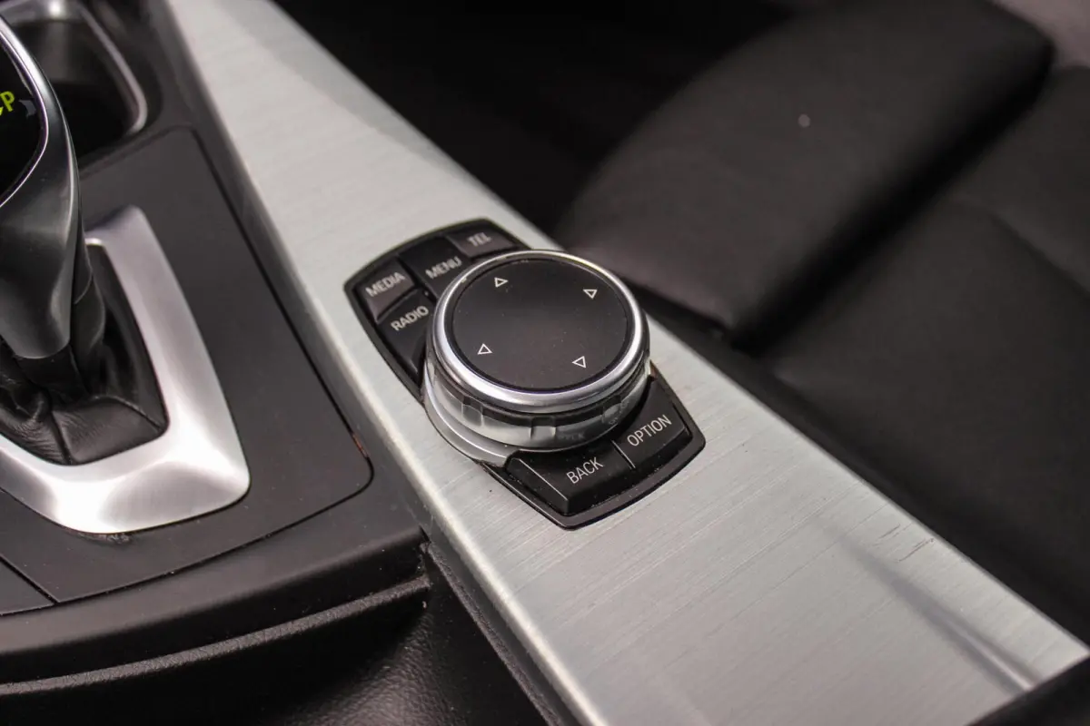 320i High Executive | Sport Line | NL auto | Keyless entry | Panoramadak | Xenon | HiFi audio | Navigatie Professional | Cruise control | M-sportstuur | PDC
