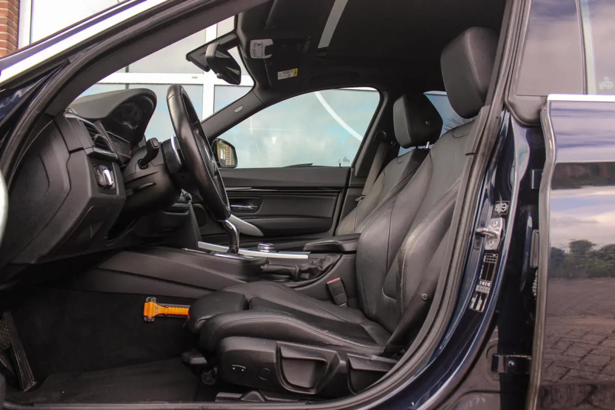 320i High Executive | Sport Line | NL auto | Keyless entry | Panoramadak | Xenon | HiFi audio | Navigatie Professional | Cruise control | M-sportstuur | PDC