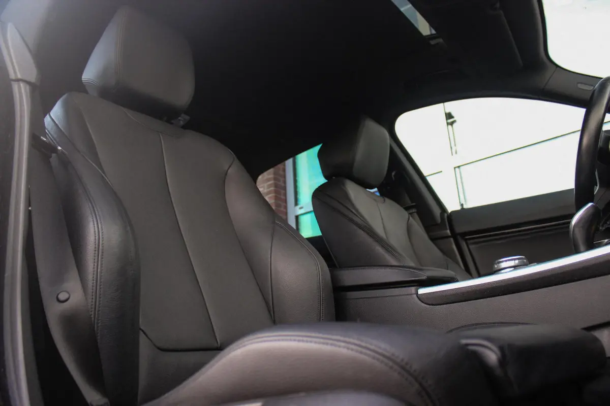320i High Executive | Sport Line | NL auto | Keyless entry | Panoramadak | Xenon | HiFi audio | Navigatie Professional | Cruise control | M-sportstuur | PDC