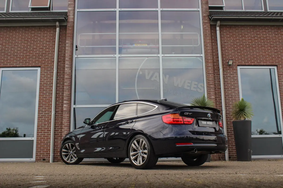 320i High Executive | Sport Line | NL auto | Keyless entry | Panoramadak | Xenon | HiFi audio | Navigatie Professional | Cruise control | M-sportstuur | PDC