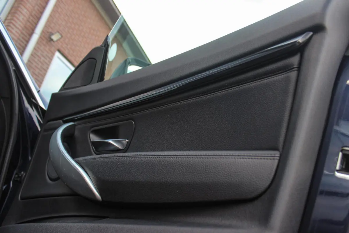 320i High Executive | Sport Line | NL auto | Keyless entry | Panoramadak | Xenon | HiFi audio | Navigatie Professional | Cruise control | M-sportstuur | PDC