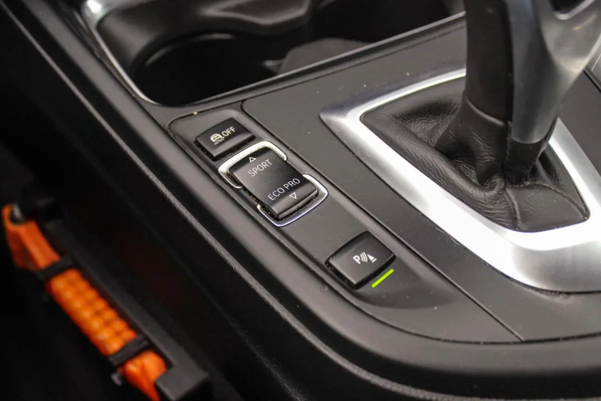 320i High Executive | Sport Line | NL auto | Keyless entry | Panoramadak | Xenon | HiFi audio | Navigatie Professional | Cruise control | M-sportstuur | PDC