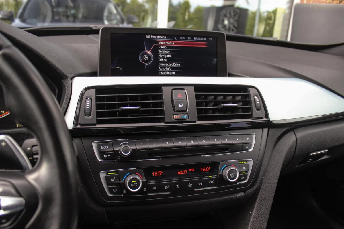 320i High Executive | Sport Line | NL auto | Keyless entry | Panoramadak | Xenon | HiFi audio | Navigatie Professional | Cruise control | M-sportstuur | PDC