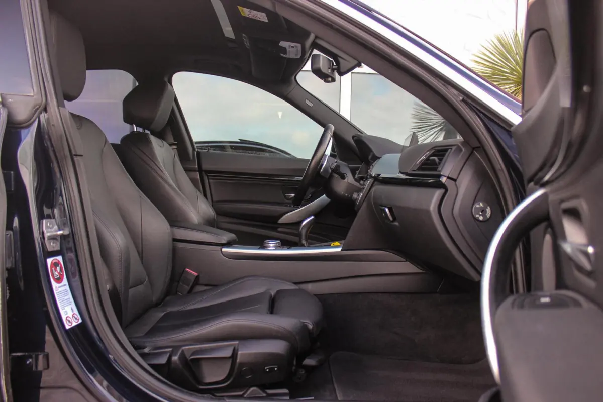 320i High Executive | Sport Line | NL auto | Keyless entry | Panoramadak | Xenon | HiFi audio | Navigatie Professional | Cruise control | M-sportstuur | PDC