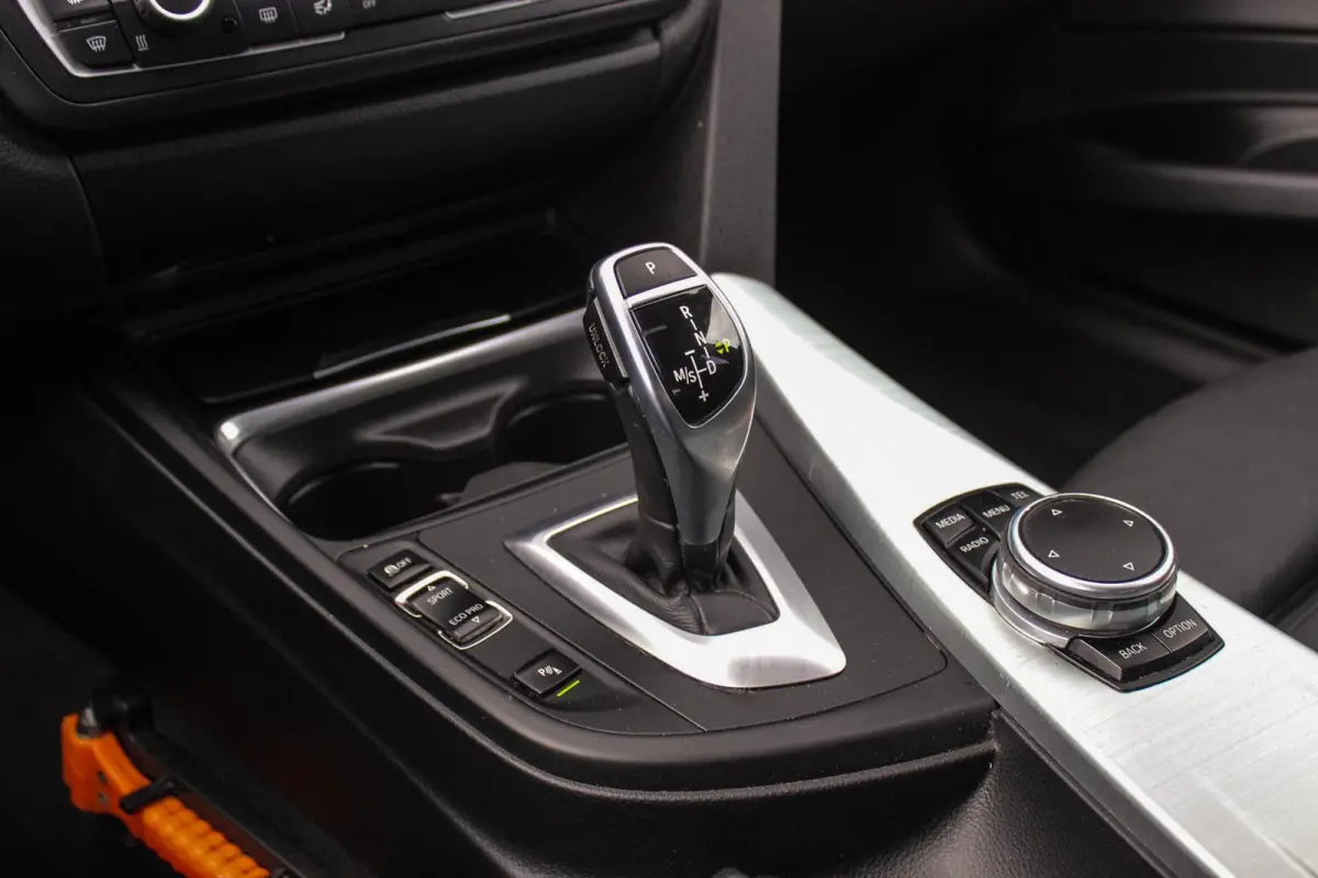 320i High Executive | Sport Line | NL auto | Keyless entry | Panoramadak | Xenon | HiFi audio | Navigatie Professional | Cruise control | M-sportstuur | PDC