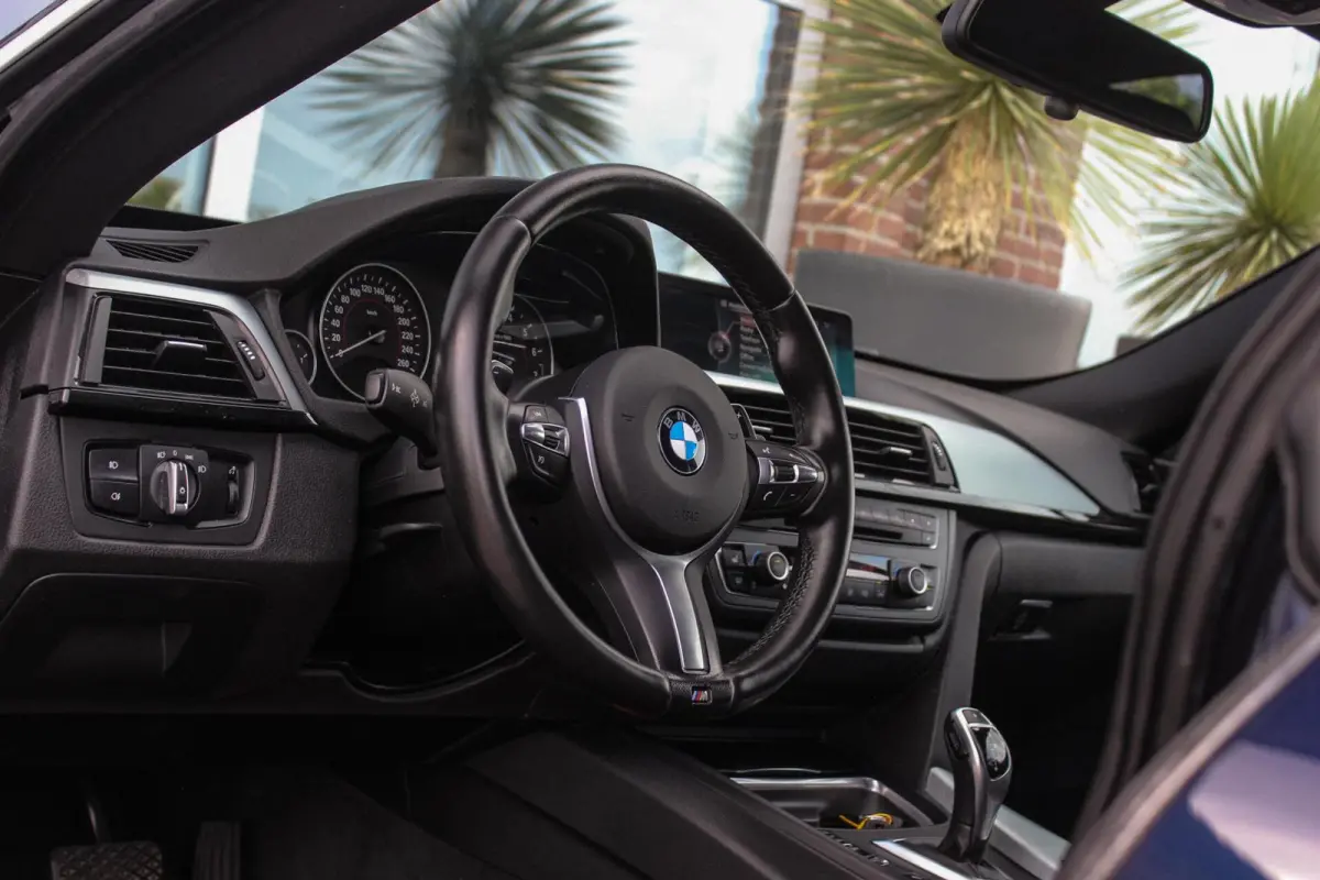 320i High Executive | Sport Line | NL auto | Keyless entry | Panoramadak | Xenon | HiFi audio | Navigatie Professional | Cruise control | M-sportstuur | PDC