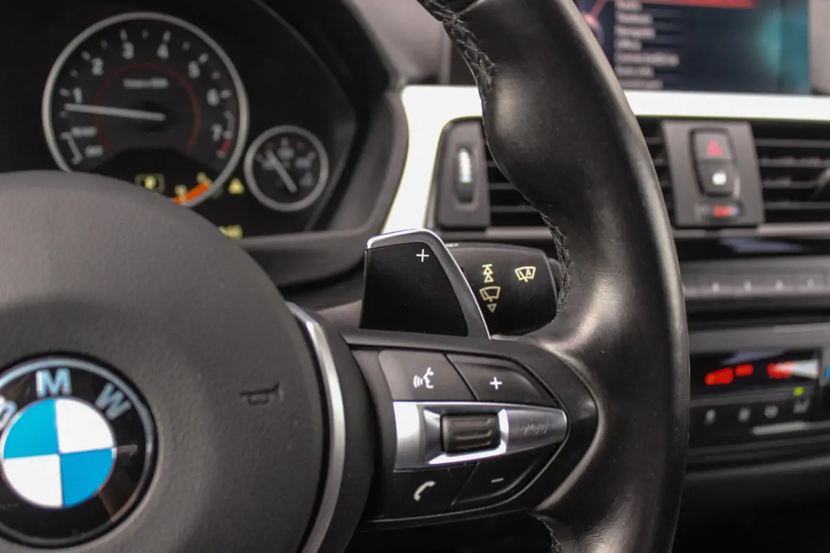 320i High Executive | Sport Line | NL auto | Keyless entry | Panoramadak | Xenon | HiFi audio | Navigatie Professional | Cruise control | M-sportstuur | PDC