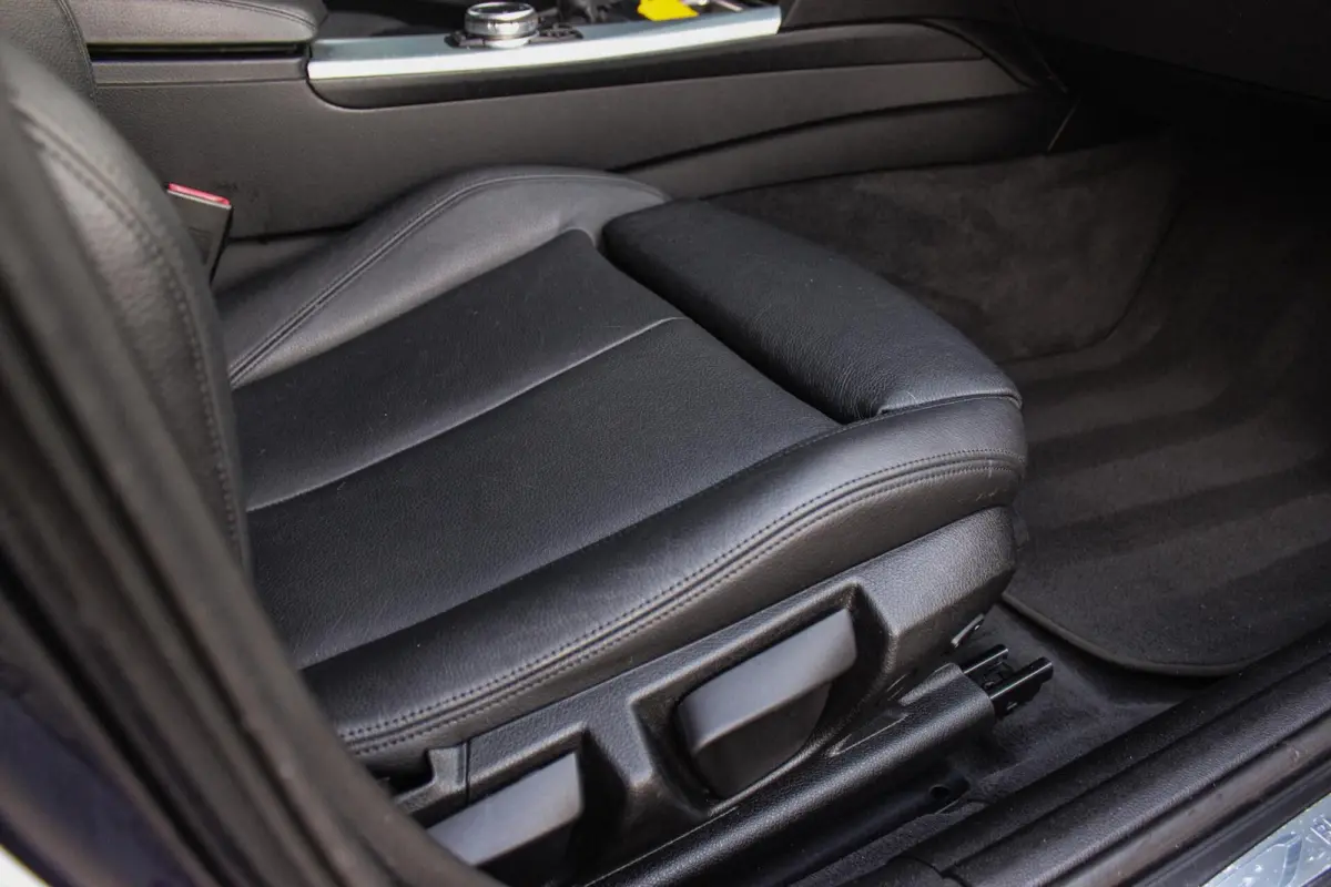 320i High Executive | Sport Line | NL auto | Keyless entry | Panoramadak | Xenon | HiFi audio | Navigatie Professional | Cruise control | M-sportstuur | PDC
