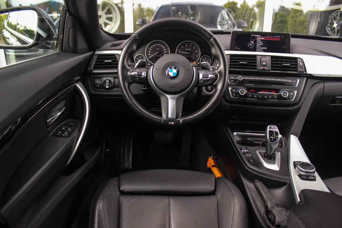 320i High Executive | Sport Line | NL auto | Keyless entry | Panoramadak | Xenon | HiFi audio | Navigatie Professional | Cruise control | M-sportstuur | PDC