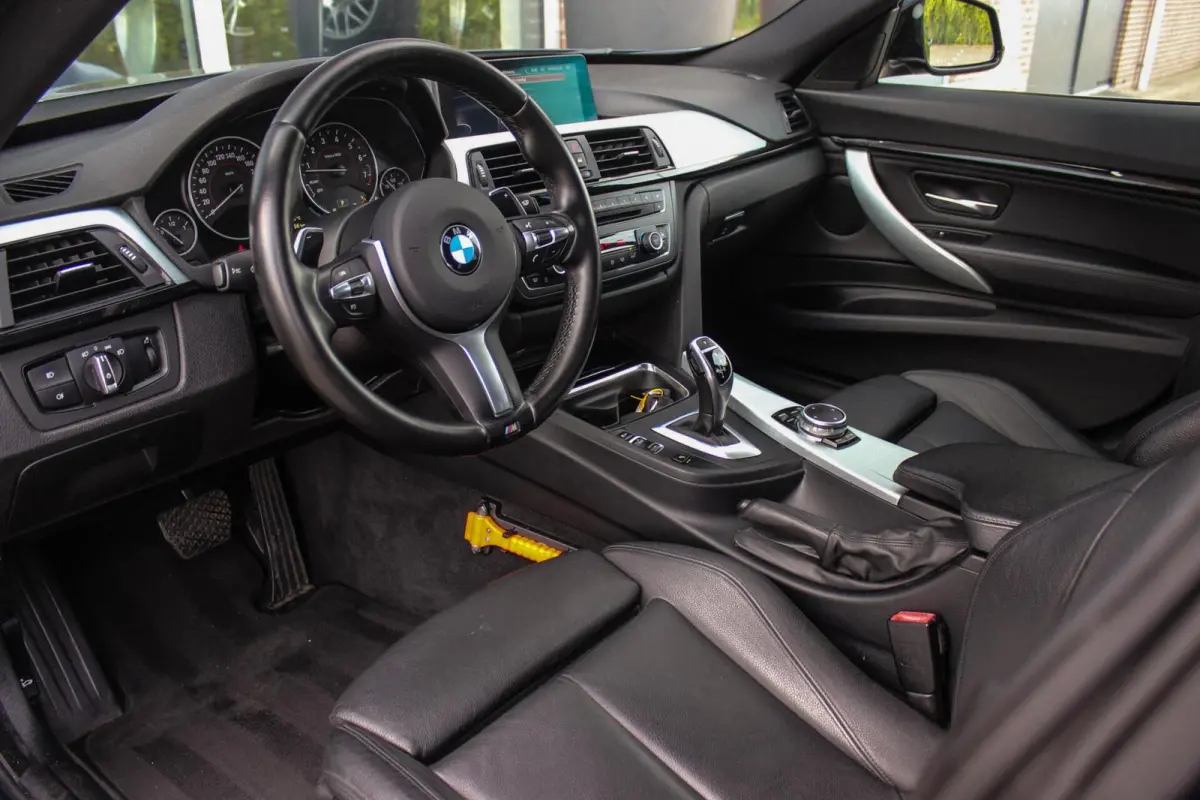 320i High Executive | Sport Line | NL auto | Keyless entry | Panoramadak | Xenon | HiFi audio | Navigatie Professional | Cruise control | M-sportstuur | PDC