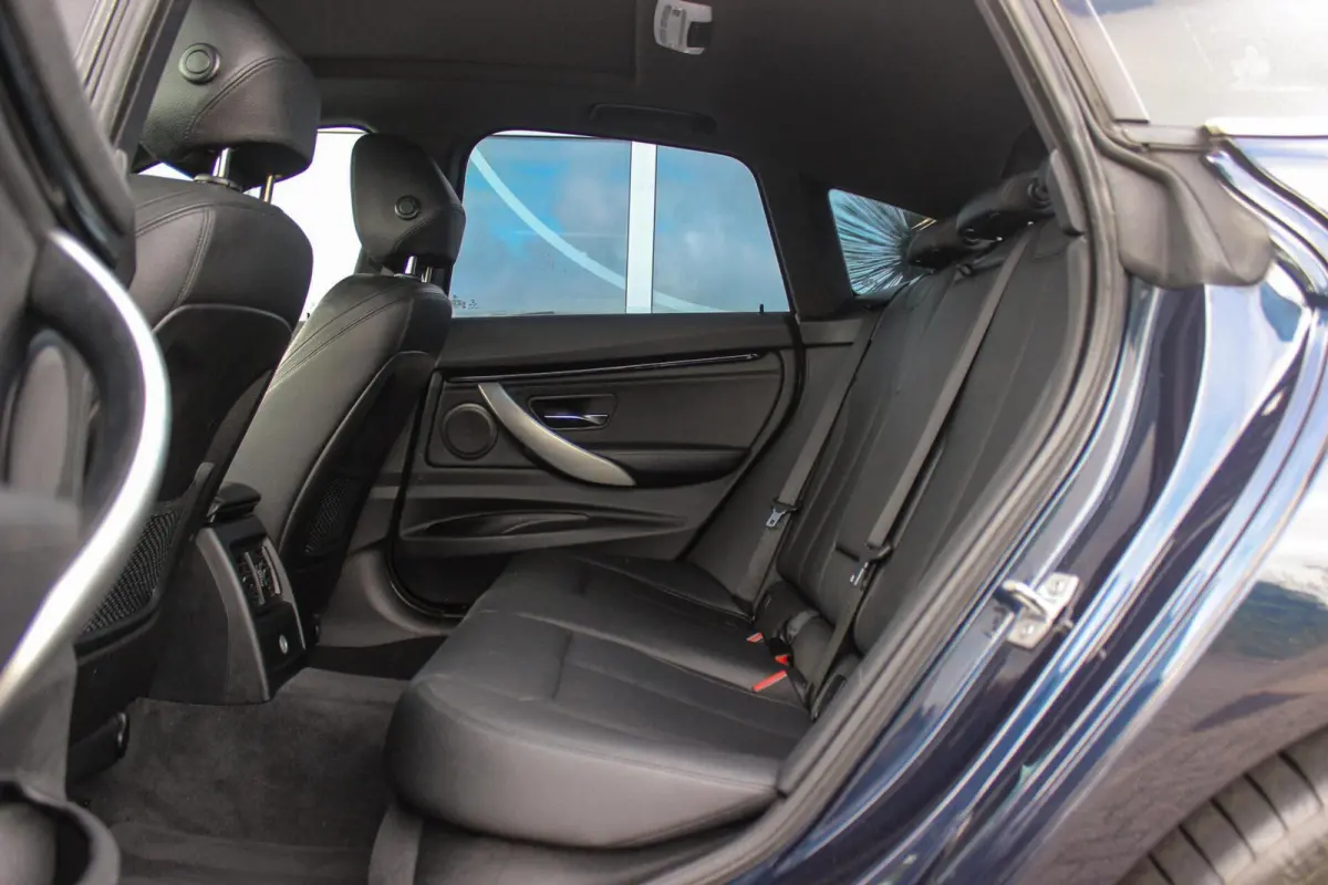 320i High Executive | Sport Line | NL auto | Keyless entry | Panoramadak | Xenon | HiFi audio | Navigatie Professional | Cruise control | M-sportstuur | PDC