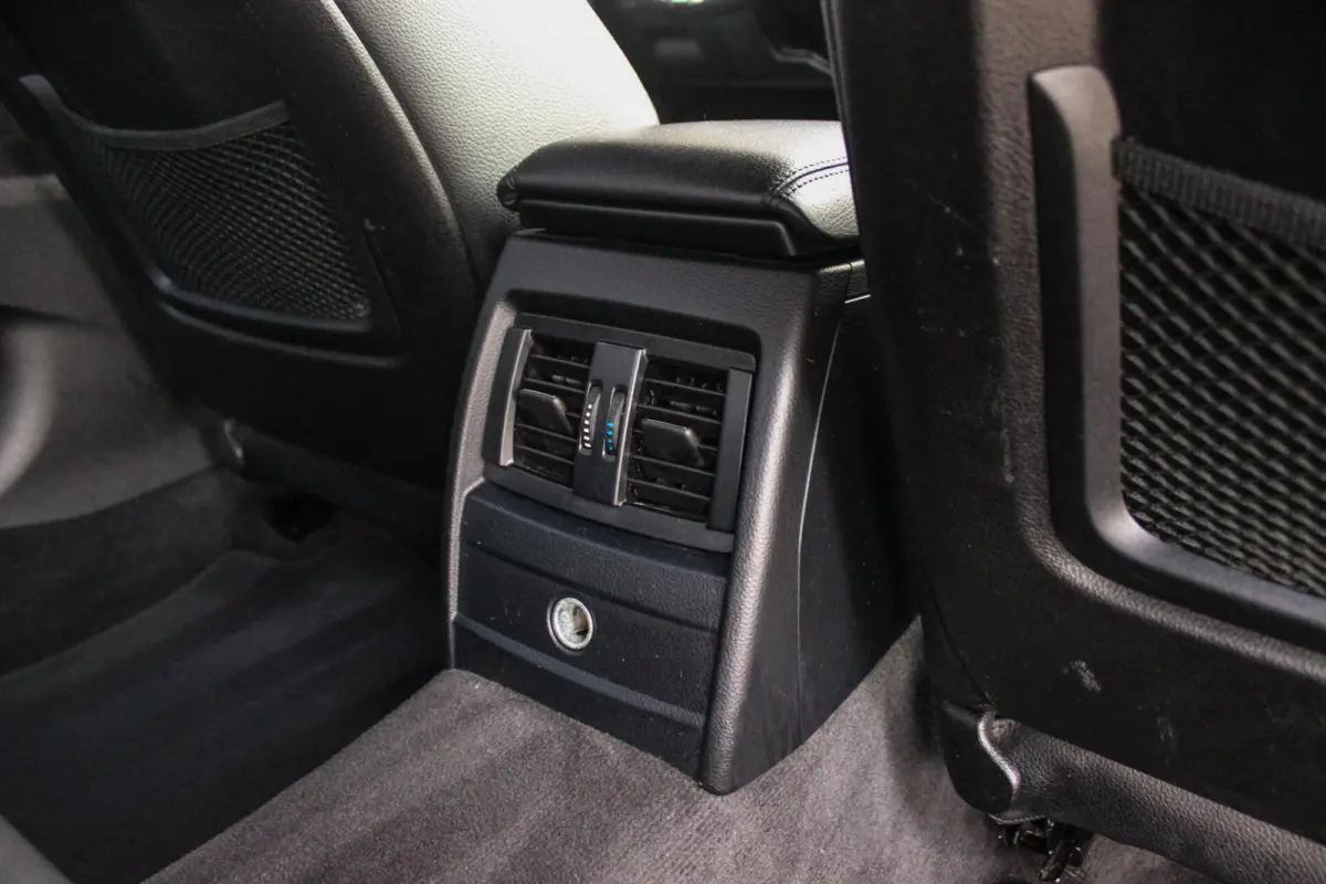 320i High Executive | Sport Line | NL auto | Keyless entry | Panoramadak | Xenon | HiFi audio | Navigatie Professional | Cruise control | M-sportstuur | PDC