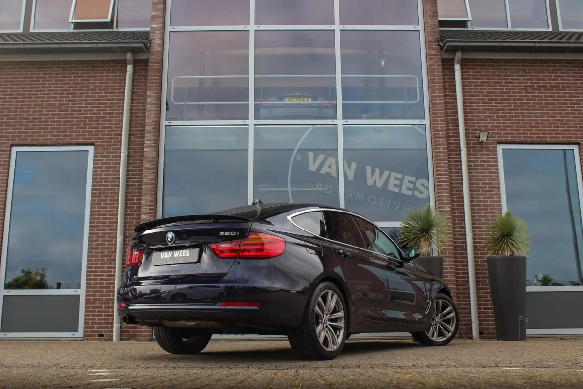 320i High Executive | Sport Line | NL auto | Keyless entry | Panoramadak | Xenon | HiFi audio | Navigatie Professional | Cruise control | M-sportstuur | PDC