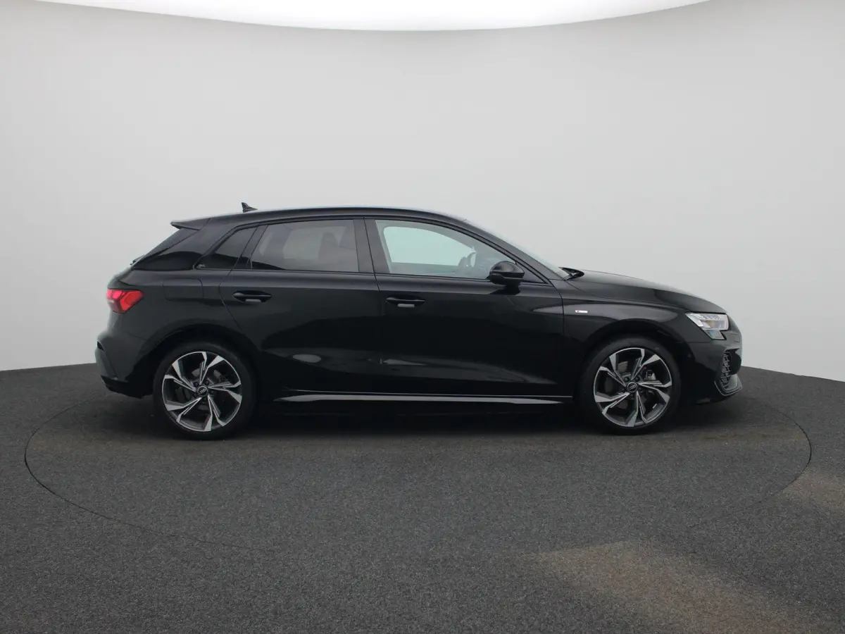 40 TFSI e S edition 204 PK | Automaat | Adaptive cruise control | Achteruitrijcamera | Sonos | Climate control | Navigatie | Stoelverwarming | Smartphone interface | Head-up display | Optiek