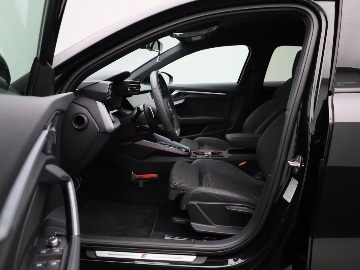 40 TFSI e S edition 204 PK | Automaat | Adaptive cruise control | Achteruitrijcamera | Sonos | Climate control | Navigatie | Stoelverwarming | Smartphone interface | Head-up display | Optiek