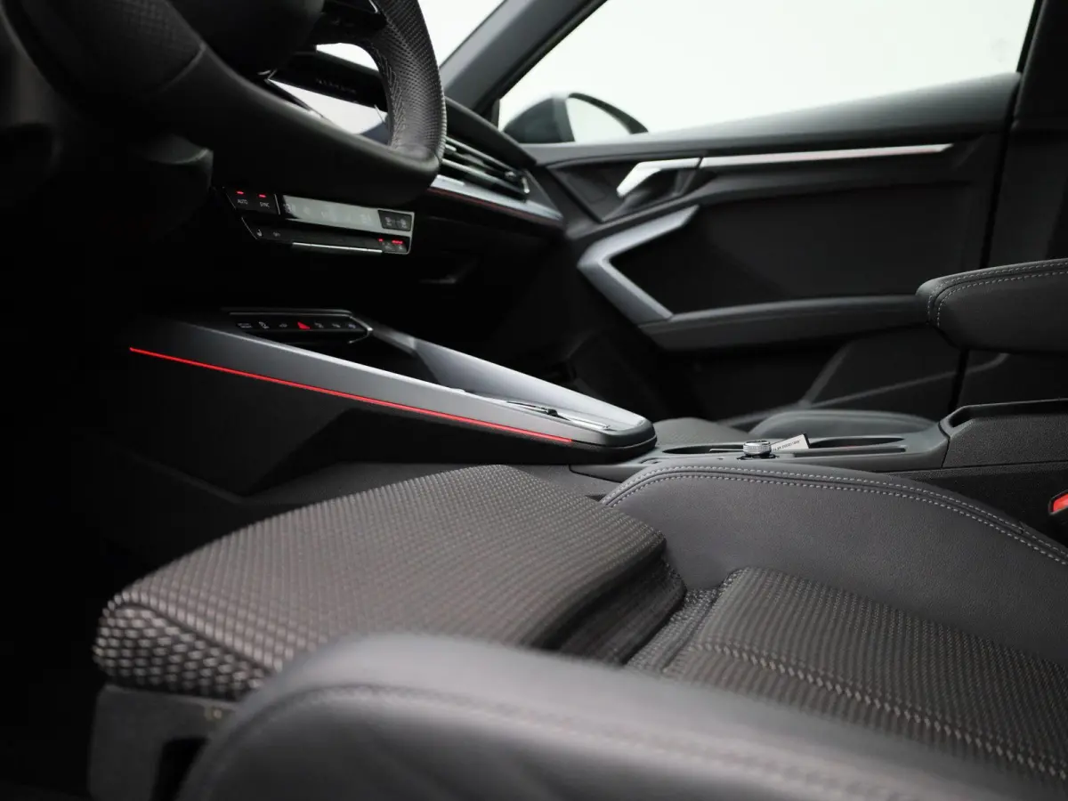 40 TFSI e S edition 204 PK | Automaat | Adaptive cruise control | Achteruitrijcamera | Sonos | Climate control | Navigatie | Stoelverwarming | Smartphone interface | Head-up display | Optiek