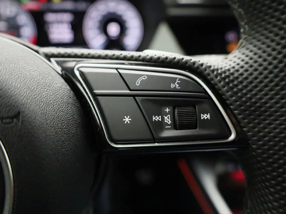40 TFSI e S edition 204 PK | Automaat | Adaptive cruise control | Achteruitrijcamera | Sonos | Climate control | Navigatie | Stoelverwarming | Smartphone interface | Head-up display | Optiek