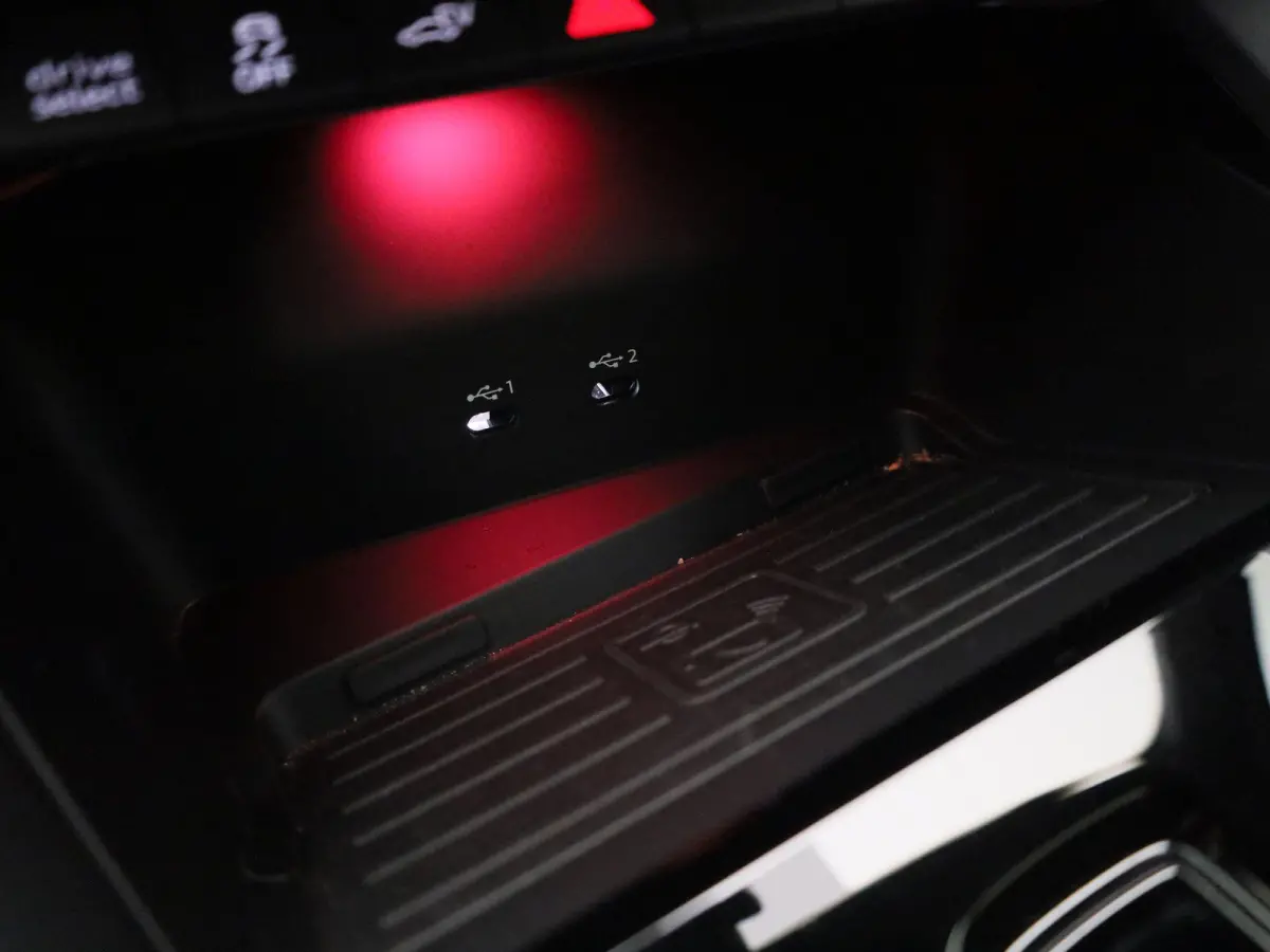 40 TFSI e S edition 204 PK | Automaat | Adaptive cruise control | Achteruitrijcamera | Sonos | Climate control | Navigatie | Stoelverwarming | Smartphone interface | Head-up display | Optiek