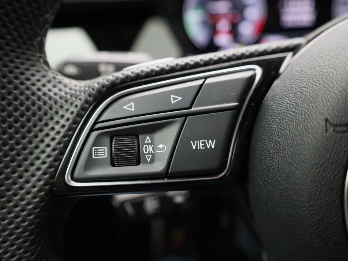 40 TFSI e S edition 204 PK | Automaat | Adaptive cruise control | Achteruitrijcamera | Sonos | Climate control | Navigatie | Stoelverwarming | Smartphone interface | Head-up display | Optiek