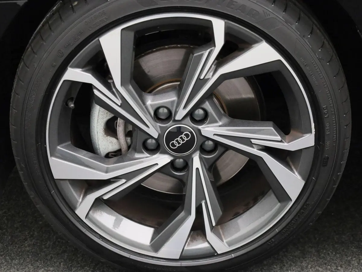 40 TFSI e S edition 204 PK | Automaat | Adaptive cruise control | Achteruitrijcamera | Sonos | Climate control | Navigatie | Stoelverwarming | Smartphone interface | Head-up display | Optiek