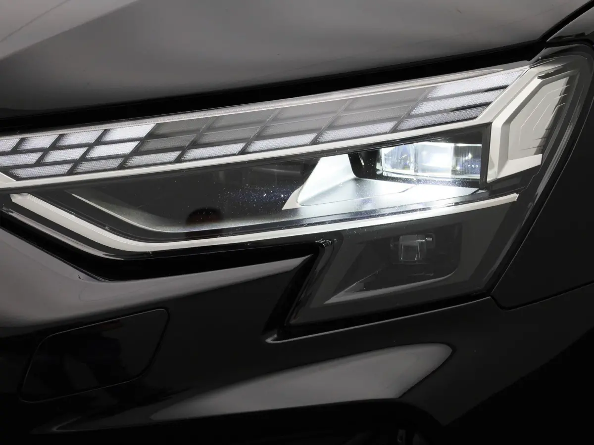 40 TFSI e S edition 204 PK | Automaat | Adaptive cruise control | Achteruitrijcamera | Sonos | Climate control | Navigatie | Stoelverwarming | Smartphone interface | Head-up display | Optiek