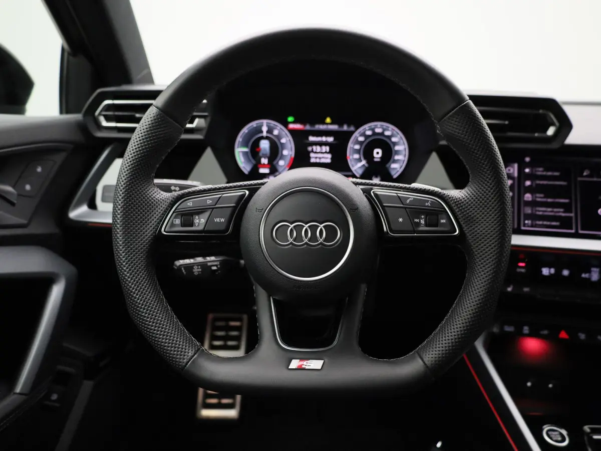 40 TFSI e S edition 204 PK | Automaat | Adaptive cruise control | Achteruitrijcamera | Sonos | Climate control | Navigatie | Stoelverwarming | Smartphone interface | Head-up display | Optiek