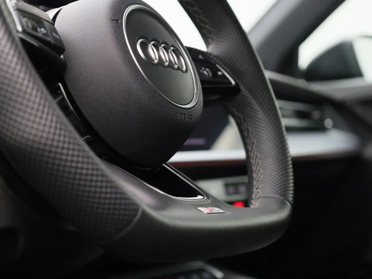 40 TFSI e S edition 204 PK | Automaat | Adaptive cruise control | Achteruitrijcamera | Sonos | Climate control | Navigatie | Stoelverwarming | Smartphone interface | Head-up display | Optiek
