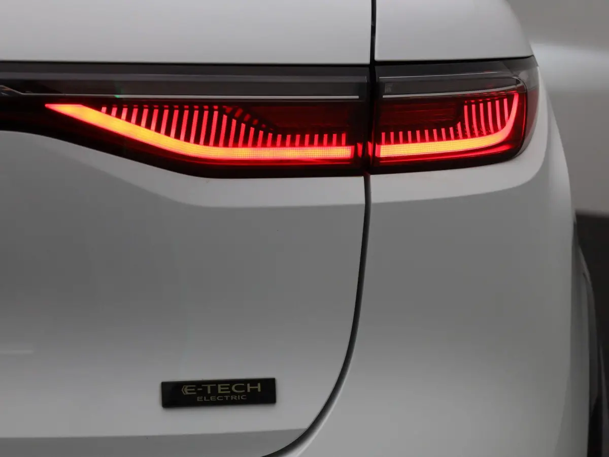 EV60 Optimum Charge Equilibre | Automaat | Apple Carplay / Android Auto | Parkeersensoren | Camera | Stoelverwarming | Stuurverwarming |
