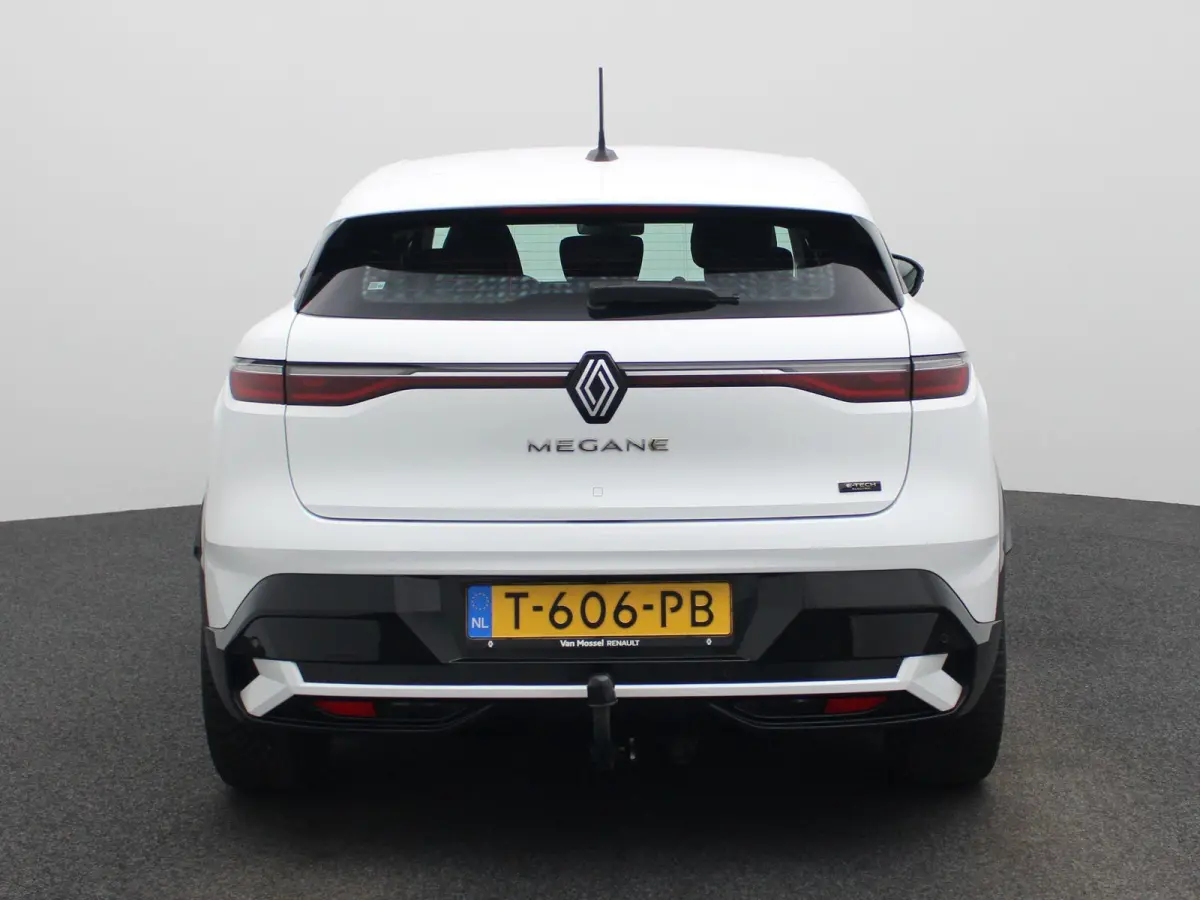 EV60 Optimum Charge Equilibre | Automaat | Apple Carplay / Android Auto | Parkeersensoren | Camera | Stoelverwarming | Stuurverwarming |
