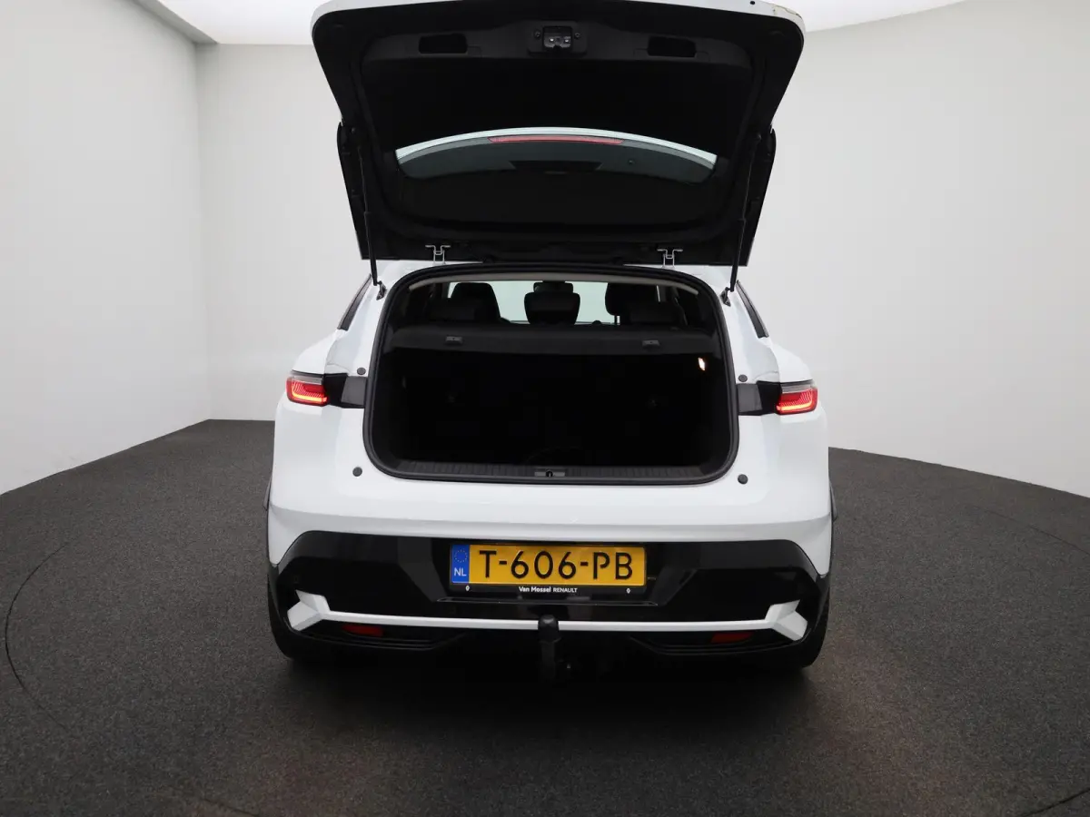 EV60 Optimum Charge Equilibre | Automaat | Apple Carplay / Android Auto | Parkeersensoren | Camera | Stoelverwarming | Stuurverwarming |