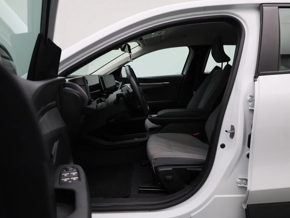 EV60 Optimum Charge Equilibre | Automaat | Apple Carplay / Android Auto | Parkeersensoren | Camera | Stoelverwarming | Stuurverwarming |