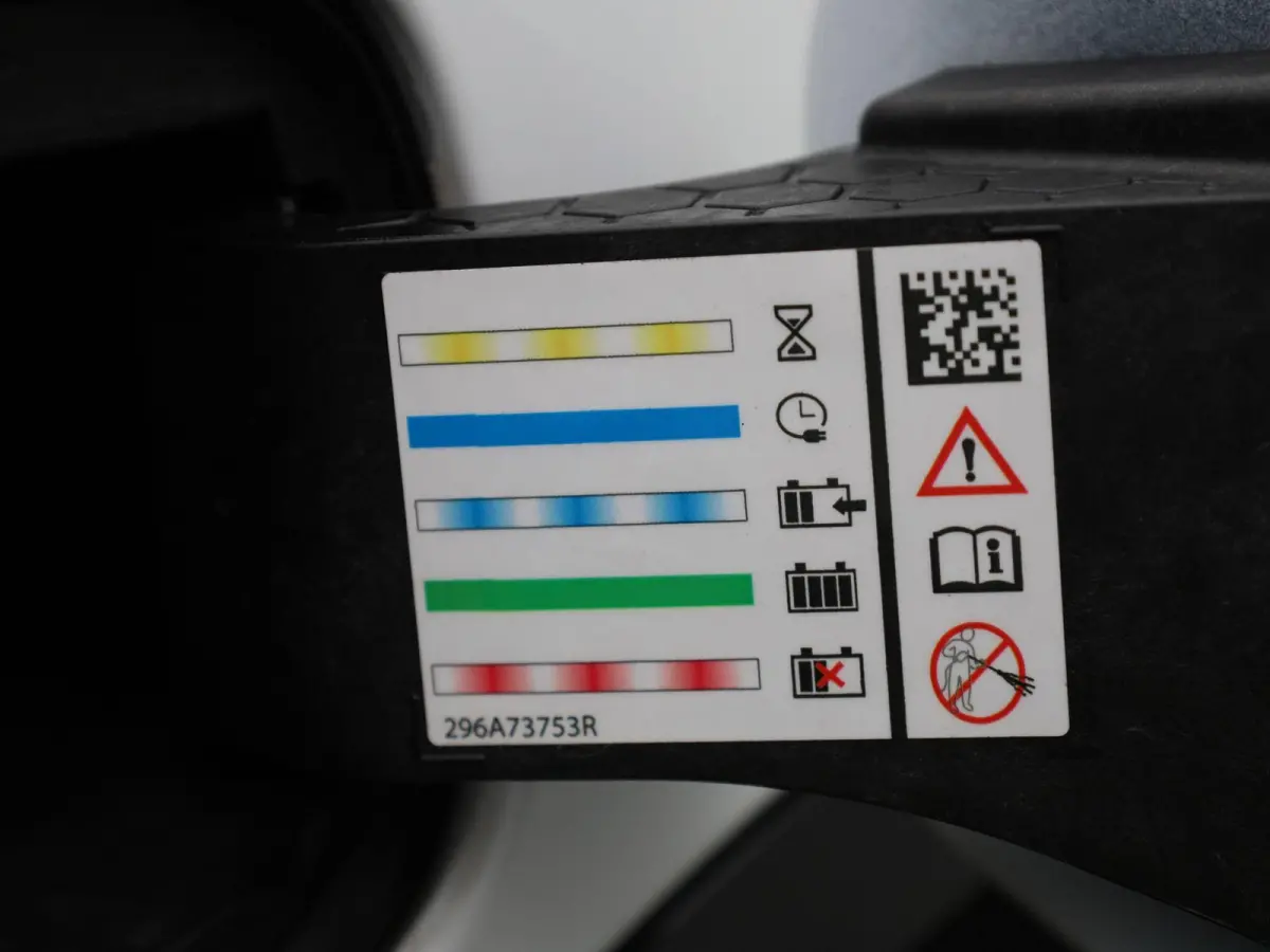 EV60 Optimum Charge Equilibre | Automaat | Apple Carplay / Android Auto | Parkeersensoren | Camera | Stoelverwarming | Stuurverwarming |