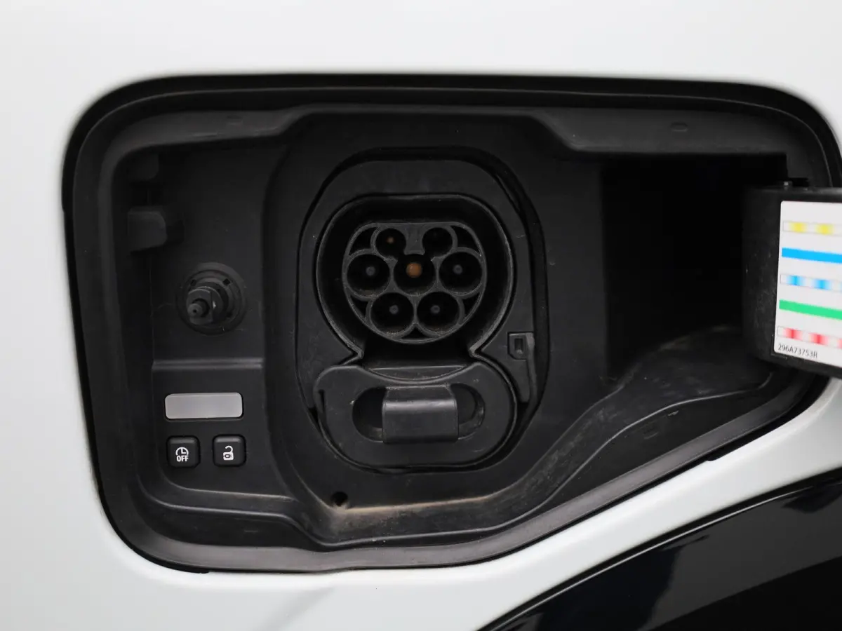 EV60 Optimum Charge Equilibre | Automaat | Apple Carplay / Android Auto | Parkeersensoren | Camera | Stoelverwarming | Stuurverwarming |