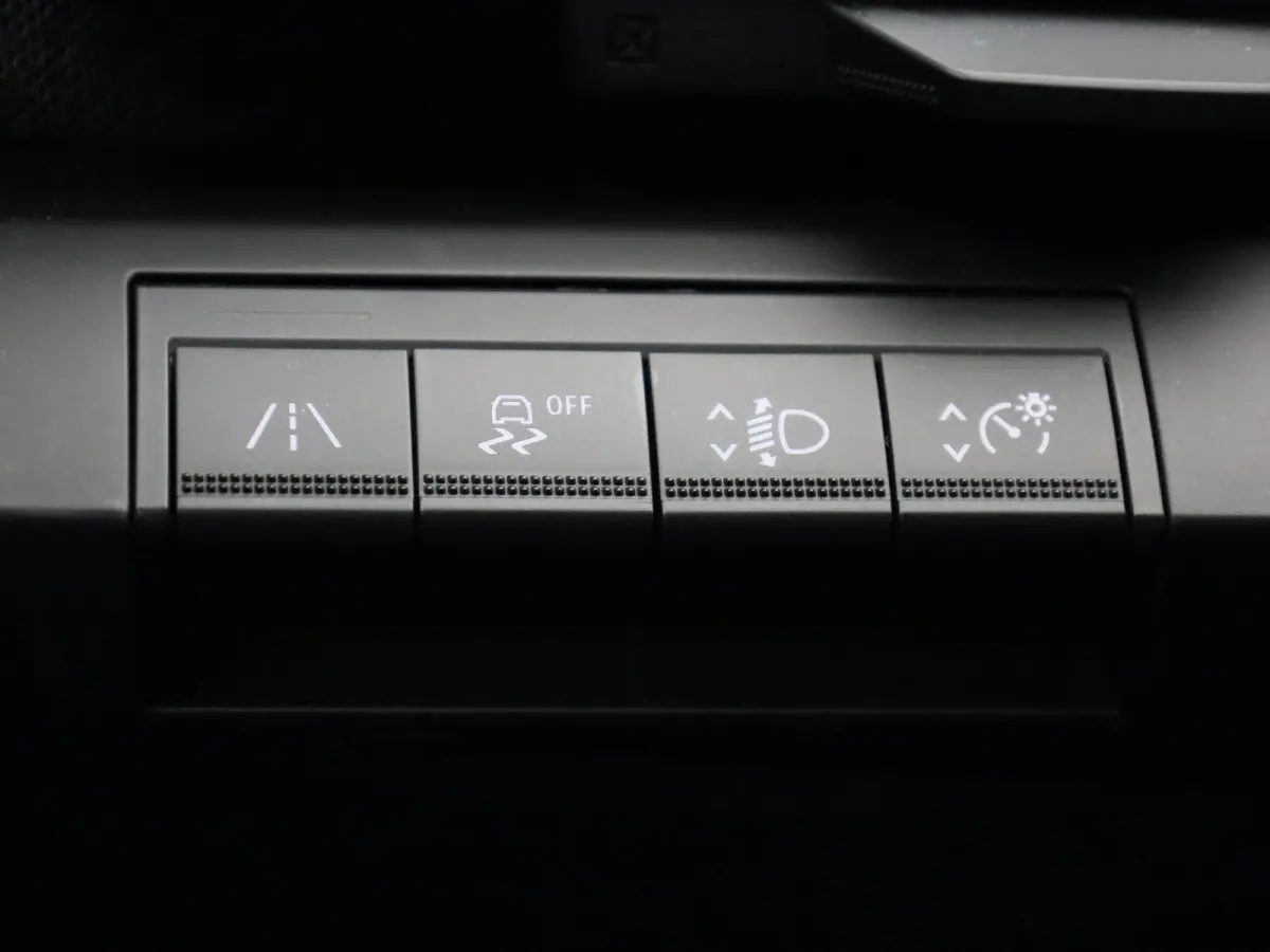 EV60 Optimum Charge Equilibre | Automaat | Apple Carplay / Android Auto | Parkeersensoren | Camera | Stoelverwarming | Stuurverwarming |