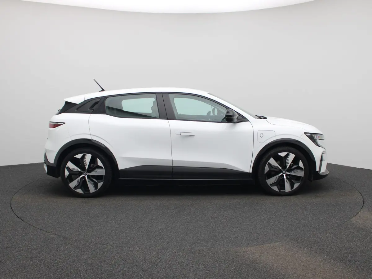 EV60 Optimum Charge Equilibre | Automaat | Apple Carplay / Android Auto | Parkeersensoren | Camera | Stoelverwarming | Stuurverwarming |